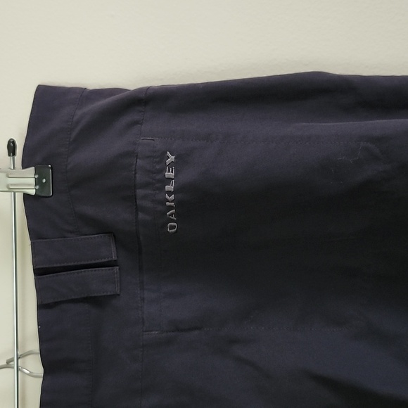 Oakley gray flat front chino shorts Mens 36 waist, pockets, zip button closure. - Picture 7 of 8